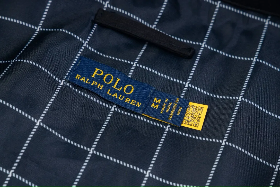 P300 model number: G317 Ralph Lauren's new 24ss classic embroidered logo lapel executive zipper jacket for both men and women. 1️⃣Selected from high-quality original developed pure cotton fabric, with customized plaid lining inside, the overall wear effect is very soft and comfortable. 2️⃣The workmanship details are perfectly controlled, with exquisite small logo embroidery on the chest, and the unique design style of splicing technology is used on the dropped shoulders to highlight your personality! The version is simple but not simple! 3️⃣ Complete with tag accessories, unisex design, and a very versatile jacket for men and women!  Color: black, navy blue, khaki Size: S, M, L, XL